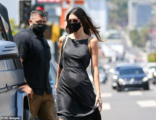 Nàng mẫu đình đám làng mốt phô body thon nuột với chiếc đầm 2 dây ôm sát lộ rõ vòng một không nội y nâng đỡ