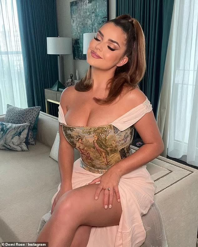 Nàng mẫu nội y đình đám xứ sương mù vừa gây "bão" cộng đồng mạng với loạt shoot hình phô thềm ngực cực gợi cảm.