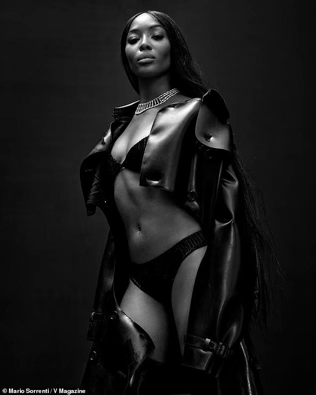 Thật khó tin khi siêu mẫu đình đám những năm 90 vẫn giữ được sắc vóc "rực lửa" khi đã ở tuổi 51