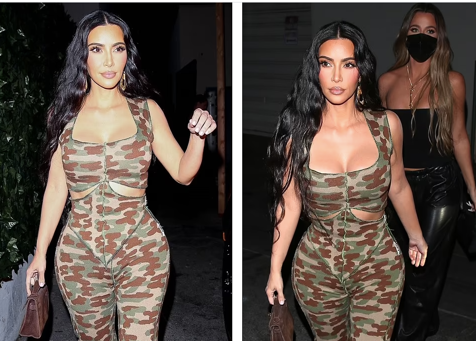 Kim Kardashian - chị gái cùng mẹ khác cha của Kendall Jenner và Kylie Jenner mặc bộ jumpsuit rằn ri, cắt xẻ quyến rũ