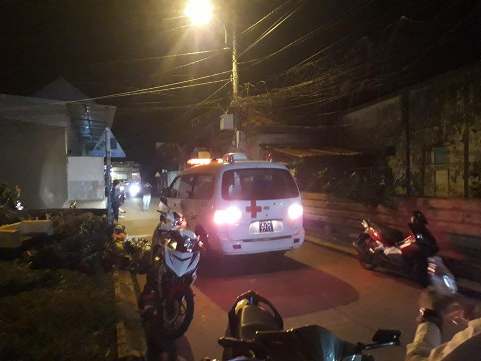 Cơ quan chức năng huy động lực lượng phun khử khuẩn khu vực có người dương tính SARS-coV2