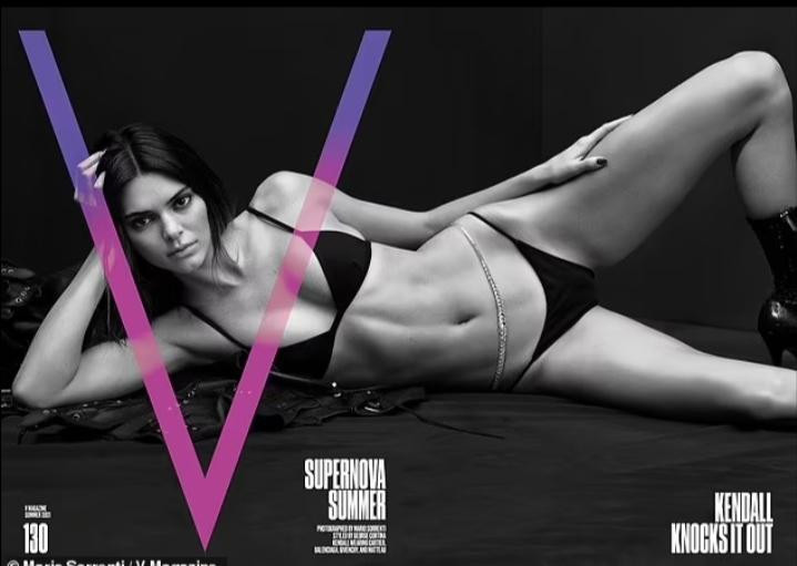 Nàng mẫu vừa là một trong những gương mặt trang bìa tạp chí V số 130 chủ đề mùa hè với bộ áo tắm 2 mảnh màu đen, phô body săn chắc đẹp như tượng tạc.