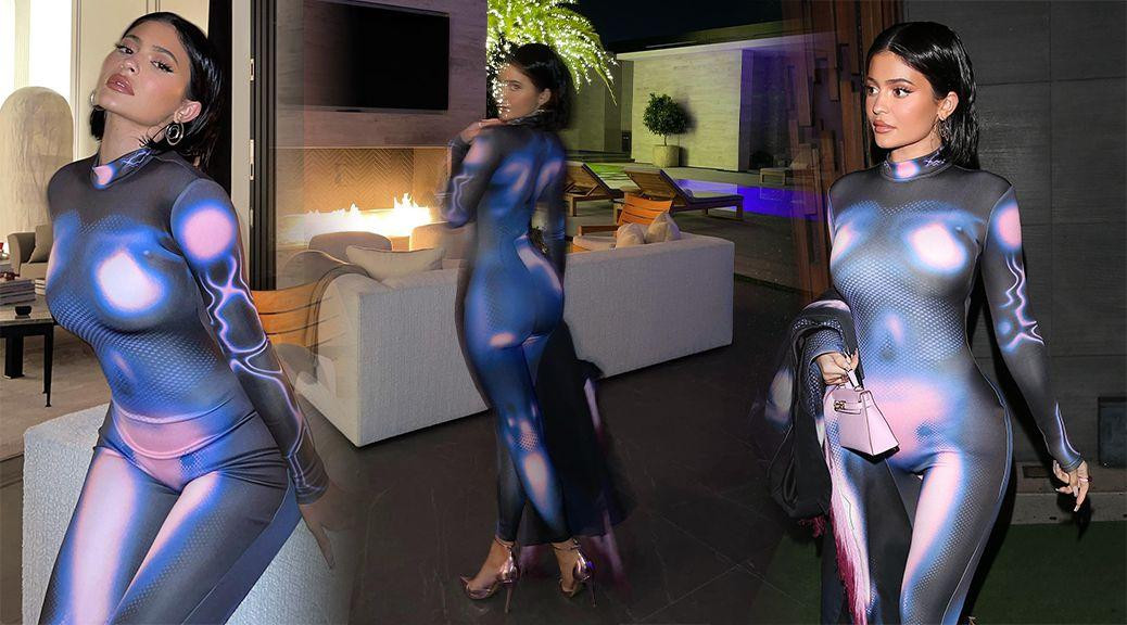 Cô và gia đình vừa quay xong tập cuối đặc biệt của show truyền hình thực tế về gia đình có tên Keeping up with the Kardashians. Cô và gia đình vừa quay xong tập cuối đặc biệt của show truyền hình thực tế về gia đình có tên Keeping up with the Kardashians.