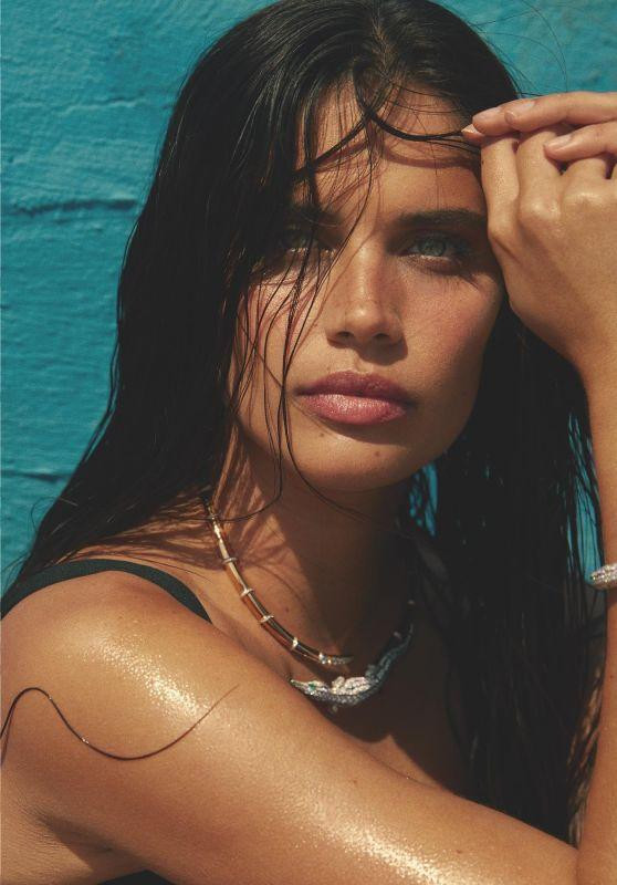 Gương mặt ấn tượng lôi cuốn với đôi lông mày rậm, đôi mắt xanh như thôi miên người nhìn...