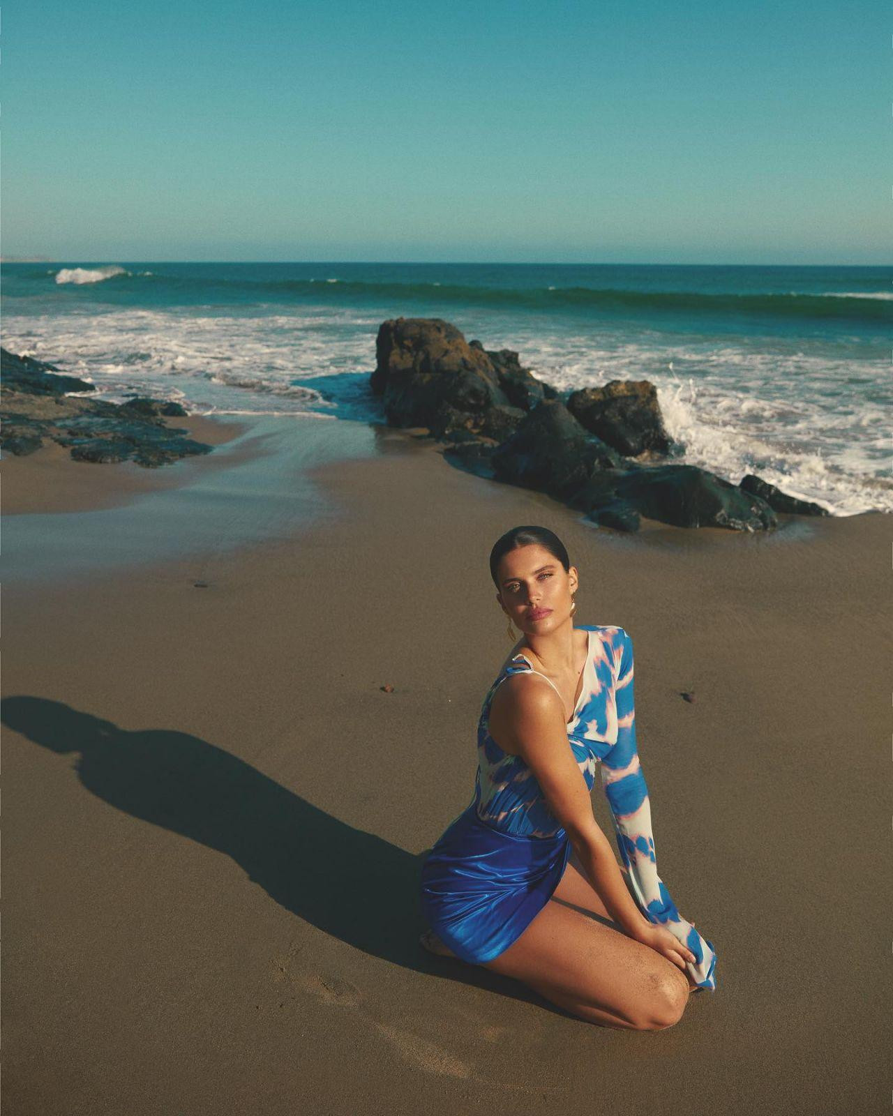 Cô được trình diễn cho show nội y Victoria's Secret từ năm 2013 và được mang đôi cánh thiên thần vào năm 2015.