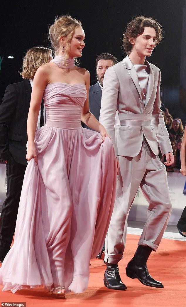 Lily-Rose Depp yêu đương mặn nồng với nam diễn viên Timothée Chalamet (SN 1995) trước khi đường ai nấy đi. Ảnh cặp đôi dự 1 sự kiện hồi tháng 9/2019 Lily-Rose Depp yêu đương mặn nồng với nam diễn viên Timothée Chalamet (SN 1995) trước khi đường ai nấy đi. Ảnh cặp đôi dự 1 sự kiện hồi tháng 9/2019