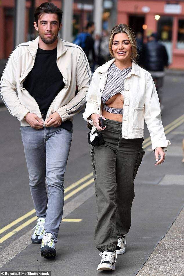 Megan Barton Hanson chuộng phong cách thời trang gợi cảm táo bạo, nhiều lần khiến người đối diện phải đỏ mặt Megan Barton Hanson chuộng phong cách thời trang gợi cảm táo bạo, nhiều lần khiến người đối diện phải đỏ mặt