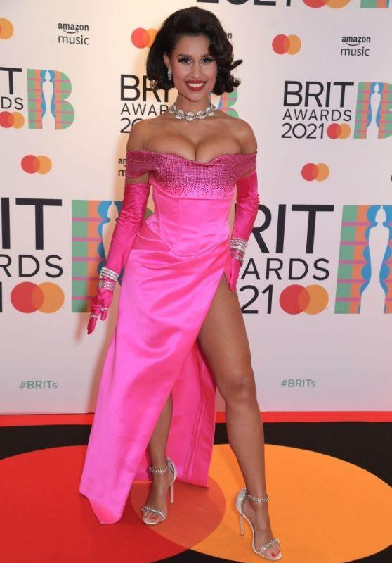 Nữ nghệ sĩ sinh năm 1997 khoe dáng nóng bỏng trong bộ đầm hồng lấp lánh, cúp ngực và xẻ tà cao táo bạo.