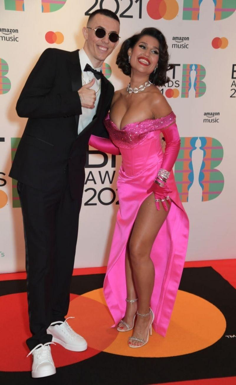 BRIT Awards 2021 là Giải thưởng âm nhạc uy tín nhất Anh quốc. Đây là sự kiện được tổ chức trực tiếp ở xứ sương mù kể từ khi đại dịch COVID-19 xảy ra, với sự tham dự của 4000 khách mời, bằng 1/5 sức chứa tại địa điểm. Đây được cho là cuộc thử nghiệm sự kiện khoa học của chính phủ Anh giữa đại dịch vì người tham dự không cần đeo khẩu trang và ngồi xa nhau nhưng phải tuân thủ các quy tắc của BTC như phải có kết quả xét nghiệm âm tính với COVID-19; cung cấp thông tin lịch trình di chuyển cho các đơn vị kiểm soát dịch bệnh... Không chỉ vậy, khi đến sự kiện, khách mời được yêu cầu xét nghiệm PCR và sẽ xét nghiệm một lần nữa sau 5 ngày.