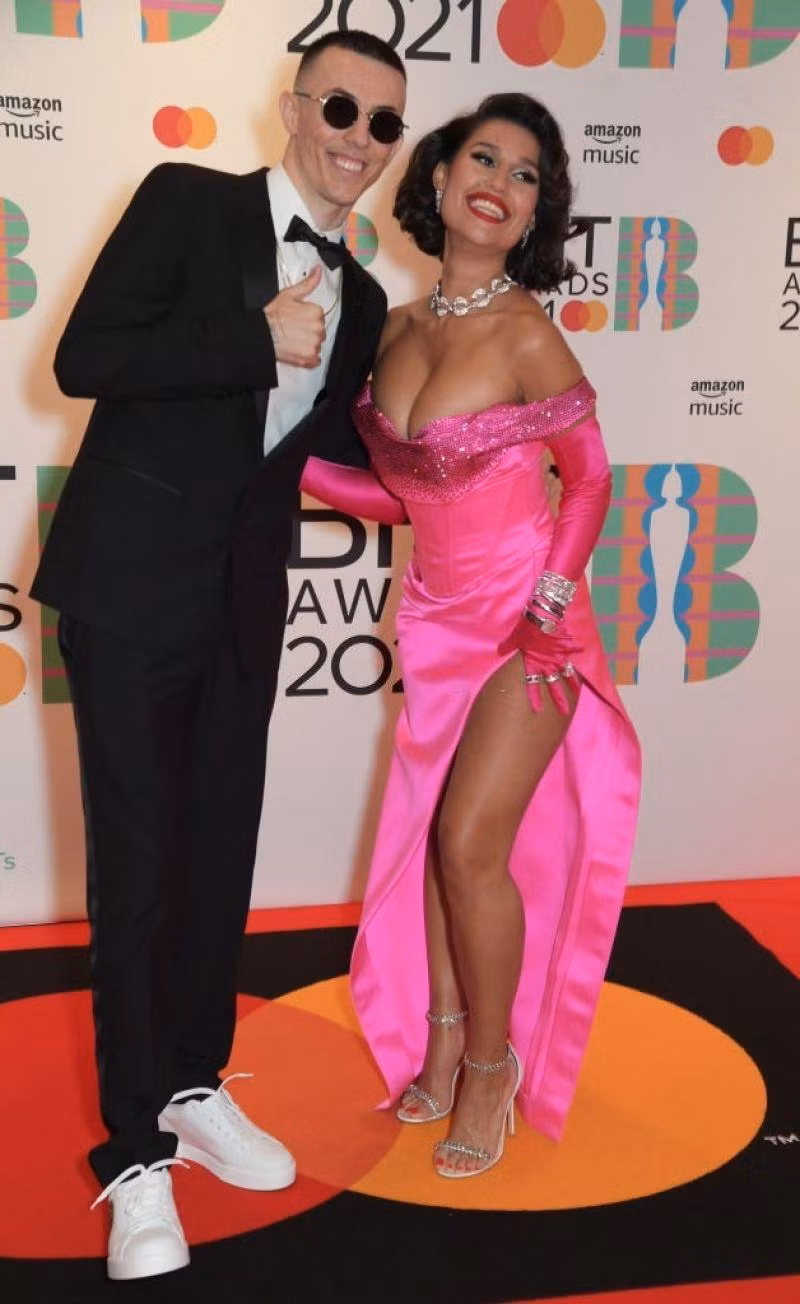 BRIT Awards 2021 là Giải thưởng âm nhạc uy tín nhất Anh quốc. Đây là sự kiện được tổ chức trực tiếp ở xứ sương mù kể từ khi đại dịch COVID-19 xảy ra, với sự tham dự của 4000 khách mời, bằng 1/5 sức chứa tại địa điểm. Đây được cho là cuộc thử nghiệm sự kiện khoa học của chính phủ Anh giữa đại dịch vì người tham dự không cần đeo khẩu trang và ngồi xa nhau nhưng phải tuân thủ các quy tắc của BTC như phải có kết quả xét nghiệm âm tính với COVID-19; cung cấp thông tin lịch trình di chuyển cho các đơn vị kiểm soát dịch bệnh... Không chỉ vậy, khi đến sự kiện, khách mời được yêu cầu xét nghiệm PCR và sẽ xét nghiệm một lần nữa sau 5 ngày.