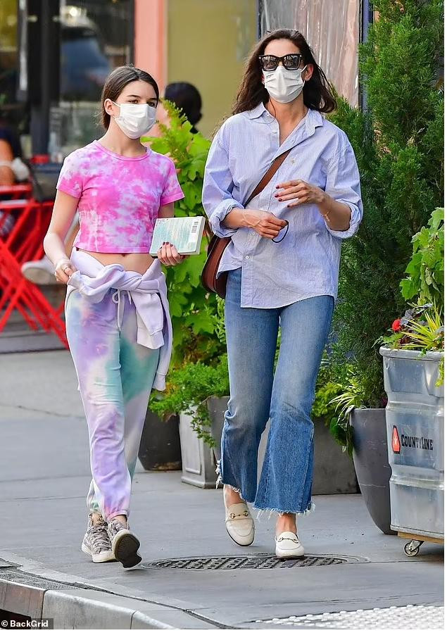 Nữ diễn viên sinh năm 1978 quay trở lại cuộc sống mẹ đơn thân sau khi xác nhận chia tay nam đầu bếp nổi tiếng Emilio Vitolo, kém cô 9 tuổi. Cô mới đây được trông thấy dạo phố cùng con gái Suri - con chung của Katie và chồng cũ Tom Cruise.