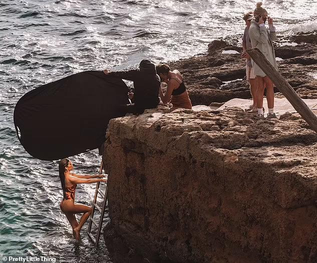 Trước đó, năm 2017, Ed Weswick bị điều tra sau khi 3 phụ nữ công khai cáo buộc anh từng cưỡng hiếp họ vào năm 2014 và 1 trong số đó chính là nữ diễn viên Kristina Cohen.