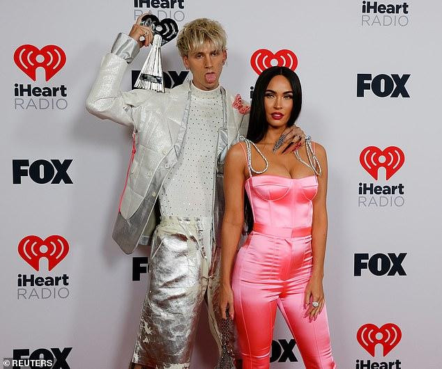 Cô cũng thể hiện sự đam mê với Machine Gun Kelly trong cuộc trò chuyện trong chương trình Give Them Lala with Randall cách đây chưa lâu khi nói "Chúng tôi chính là hai nửa của một linh hồn". Cô cũng thể hiện sự đam mê với Machine Gun Kelly trong cuộc trò chuyện trong chương trình Give Them Lala with Randall cách đây chưa lâu khi nói "Chúng tôi chính là hai nửa của một linh hồn".