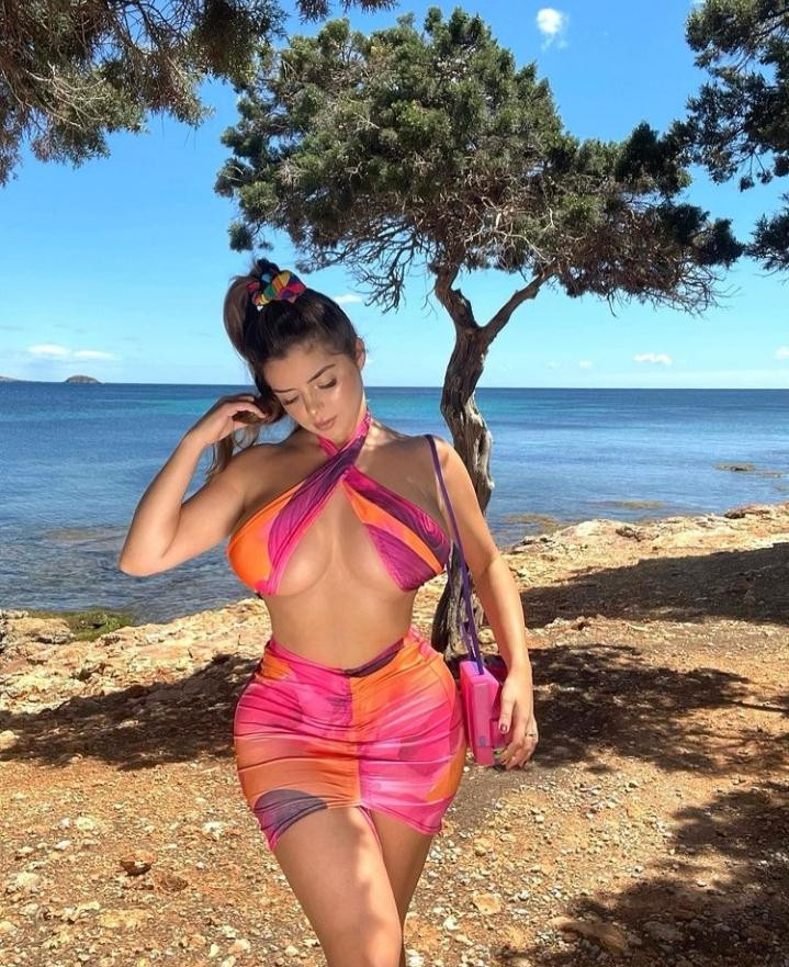 Những hình ảnh này được chân dài sinh năm 1995 chia sẻ lên Instagram có 16,4 triệu người theo dõi đã nhận về hàng trăm ngàn lượt tương tác và hàng ngàn bình luận trầm trồ, khen ngợi