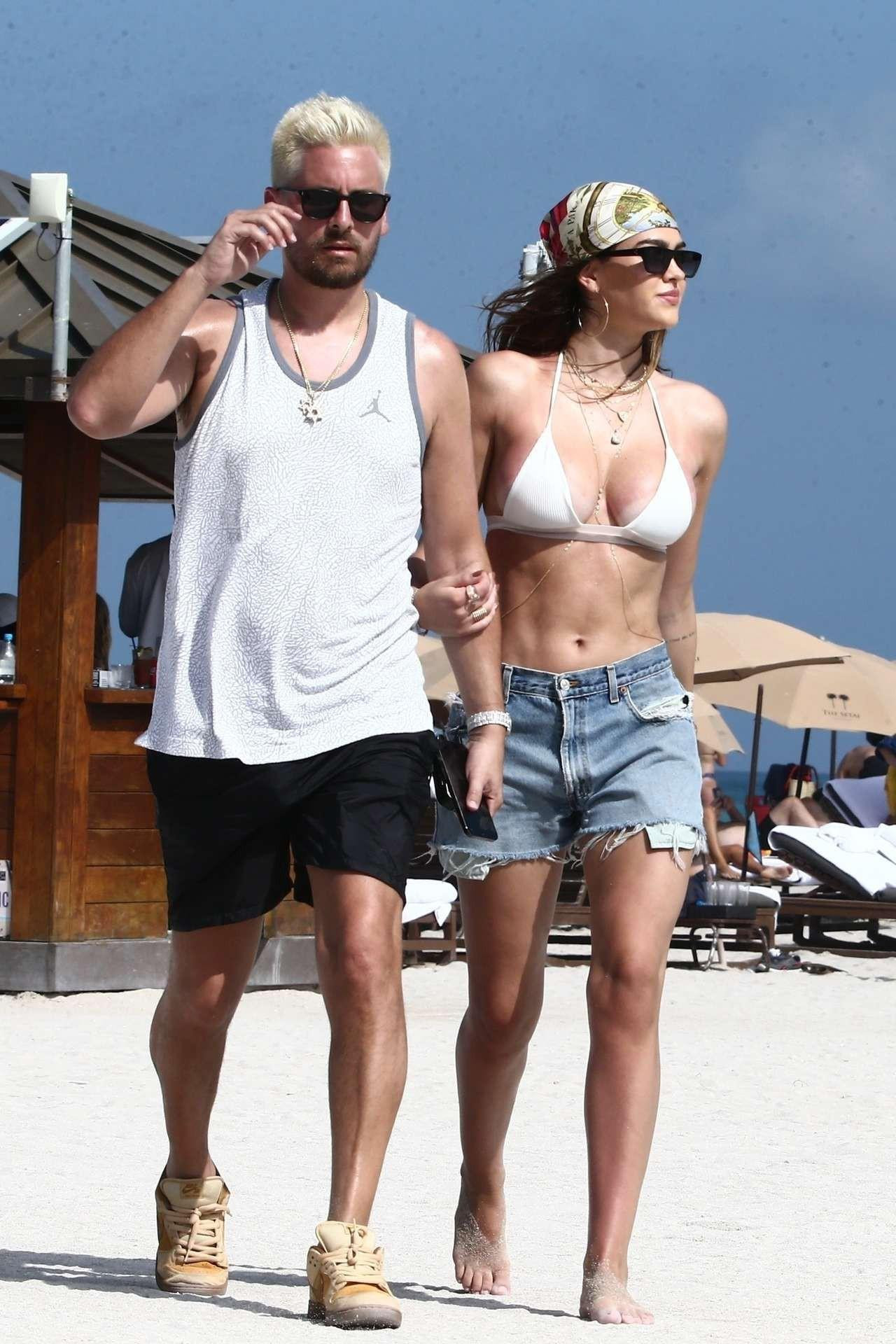 Amelia Hamlin đang hẹn hò Scott Disick hơn cô 18 tuổi, là tình cũ của chị gái Kim Kardashian là Kourtney Kardashian. Cặp đôi có 3 con trước khi đường ai nấy đi và hiện giữ quan hệ bạn bè tốt đẹp, cùng chăm sóc các con.