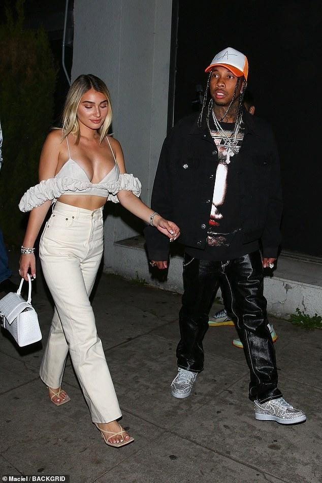 Hiện cô có 471 người theo dõi trên Instagram và cũng "không quên" đăng ảnh sexy trên trang cá nhân.