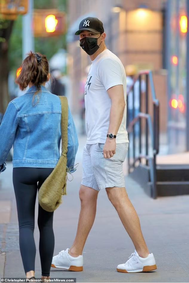 Trong khi đó, Emilio cũng được trông thấy lẻ loi đi ăn tối. Đại diện của Katie xác nhận với tờ US Weekly cả 2 quyết định chia tay sau 8 tháng bên nhau, quay trở về mối quan hệ bạn bè tốt đẹp và không hề có mẫu thuẫn nghiêm trọng nào.