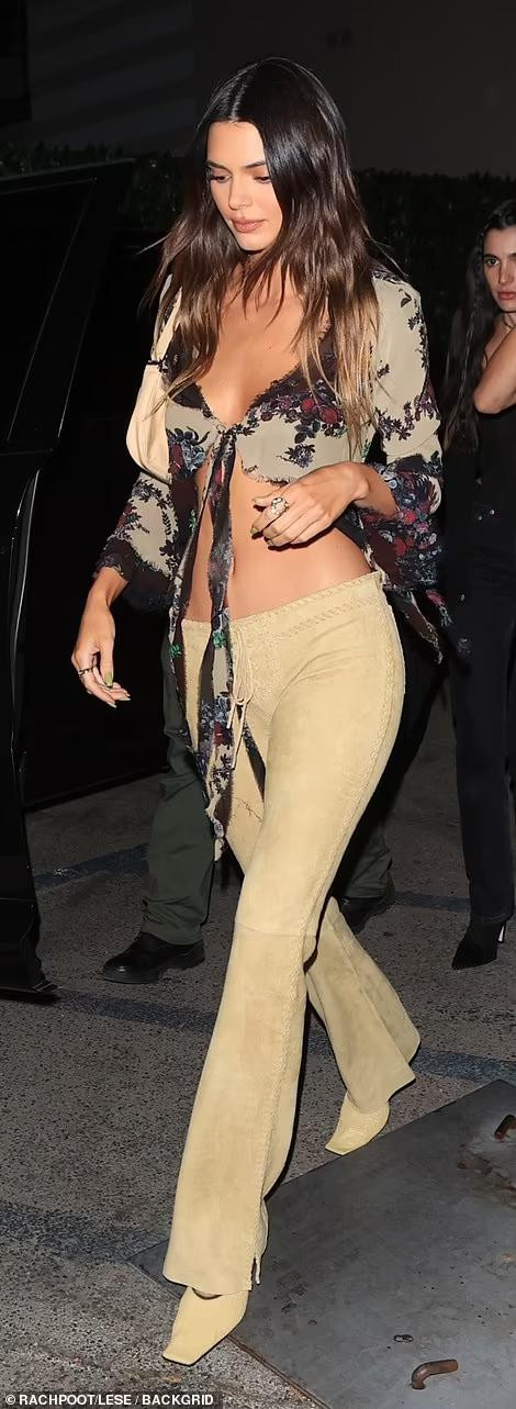 Chân dài sinh năm 1995 mặc bộ đồ tông nâu tây, áo cài một cúc hờ hứng vô cùng sexy, phô body nuột nà, vòng 2 không chút mỡ thừa.