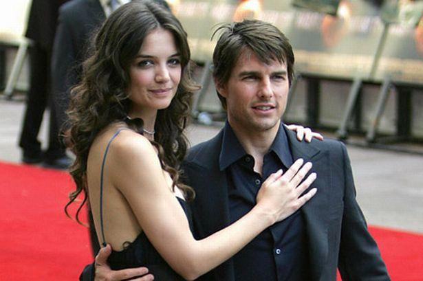 Năm 2006, đám cưới của Katie Holmes và Tom Cruise tốn nhiều giấy mực của báo giới. Tuy nhiên, sau gần 5 năm làm vợ chồng, cô chính thức đệ đơn ly hôn với lý do Tom Cruise quá mê tín.