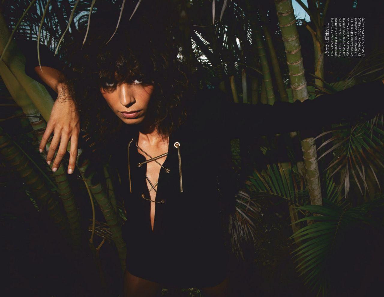 Mica Arganaraz là nàng thơ của nhiều thương hiệu thời trang danh giá như Prada, Chanel, Versace...