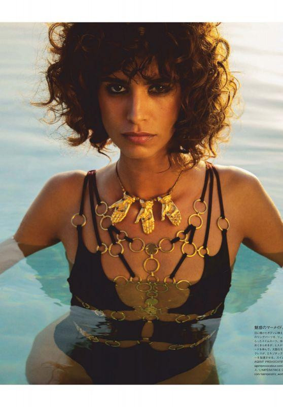 Người đẹp sinh năm 1992 đến từ Argentina sở hữu gương mặt sắc lạnh, cá tính và thần thái hút hồn, phong cách trình diễn chuyên nghiệp.