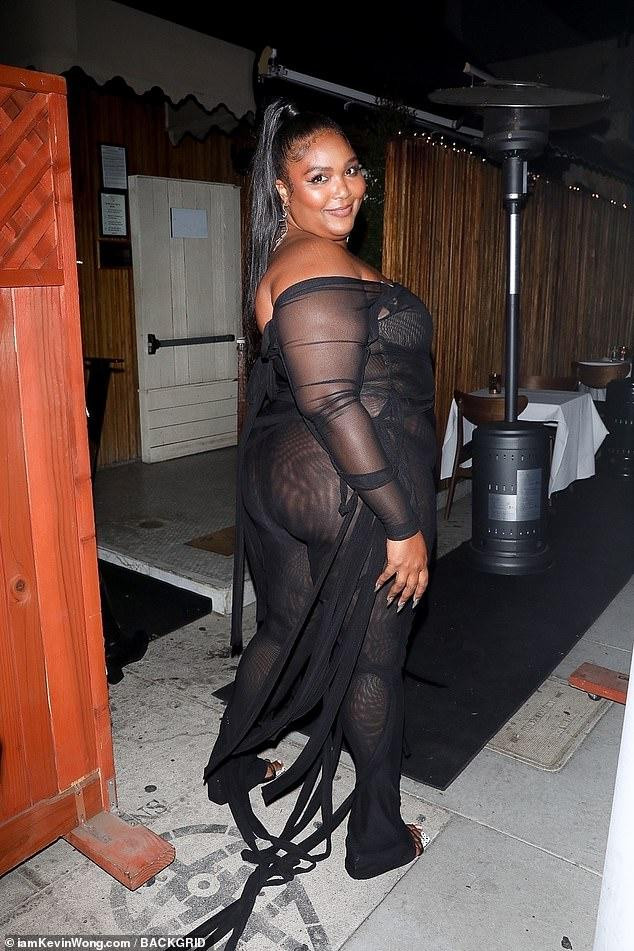 Nữ ca sĩ Mỹ sinh năm 1988 mặc nguyên bộ đen mỏng tang, xuyên thấu lộ rõ cơ thể béo tròn, đặc biệt là phô vòng 3 choáng váng.