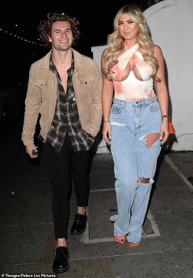 Cô đi ăn tối cùng đồng nghiệp Joe Garret và lọt ống kính giới săn ảnh.