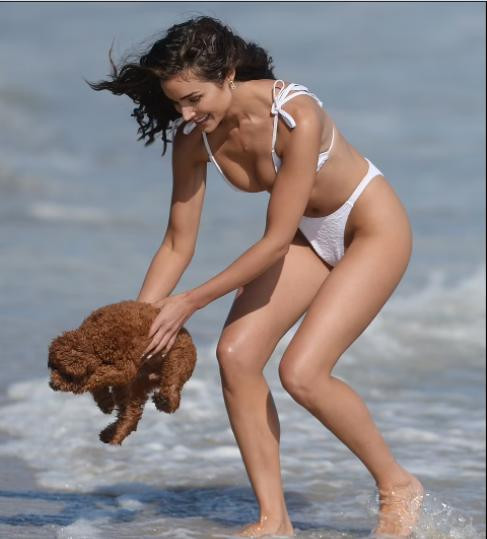 Olivia Culpo xuất hiện ở biển với chú chó cưng doodle Oliver Sprinkles. Cô thường xuyên chia sẻ hình ảnh tình cảm bên con doodle này cả khi ra phố hay trong các kỳ nghỉ.