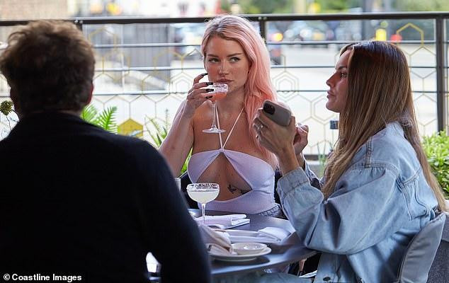 Hơn nữa, cô chỉ cao 1m68 và body nảy nở chứ không mảnh khảnh chuẩn siêu mẫu, phù hợp với mẫu nội y hơn là sải bước catwalk và khoác trên người những bộ cánh high fashion. Hơn nữa, cô chỉ cao 1m68 và body nảy nở chứ không mảnh khảnh chuẩn siêu mẫu, phù hợp với mẫu nội y hơn là sải bước catwalk và khoác trên người những bộ cánh high fashion.