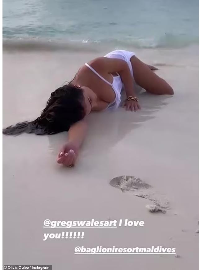 Không chỉ là chuyến nghỉ dưỡng, Olivia cùng ekip cũng đã tận dụng khoảng thời gian này để chụp hình thời trang. Nàng hậu nằm dài trên cát với chiếc váy trắng trễ nải phô vòng một căng đầy gợi cảm.