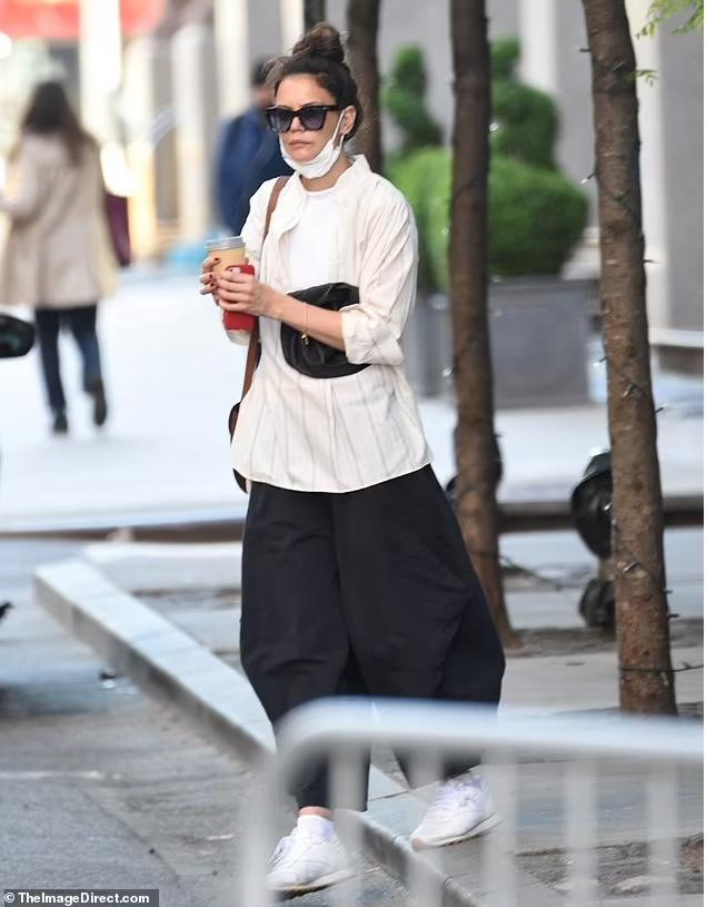 Hôm 14/5, mỹ nhân Hollywood một thời xuất hiện ở New York với cách ăn mặc trẻ trung, sành điệu nhưng gương mặt lộ rõ nét u buồn.