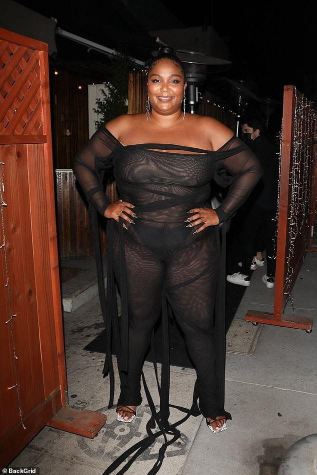 Cao tới 1m8 và nặng 140kg, Lizzo luôn hứng chịu những chỉ trích, miệt thị về cơ thể. Ở độ tuổi đôi mươi, đã có thời điểm cô lao vào tập gym, bỏ sau sau khi chủ động bỏ bạn trai chỉ vì anh này nói về ngoại hình béo khiến cô thấy tổn thương.