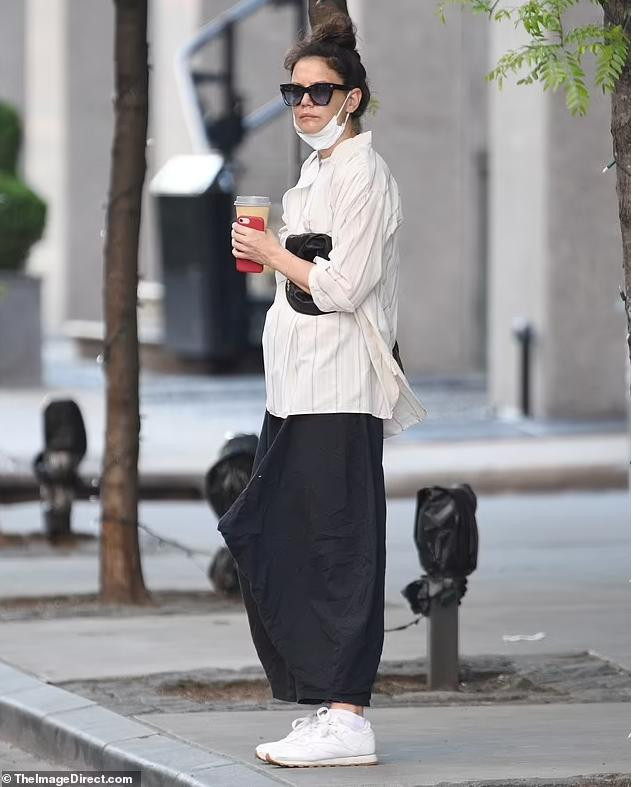 Sau khi chia tay, Emilio đã lập tài khoản trên các ứng dụng hẹn hò để tìm bạn gái mới, như một cách minh chứng anh và Katie đã dứt khoát đường ai nấy đi.