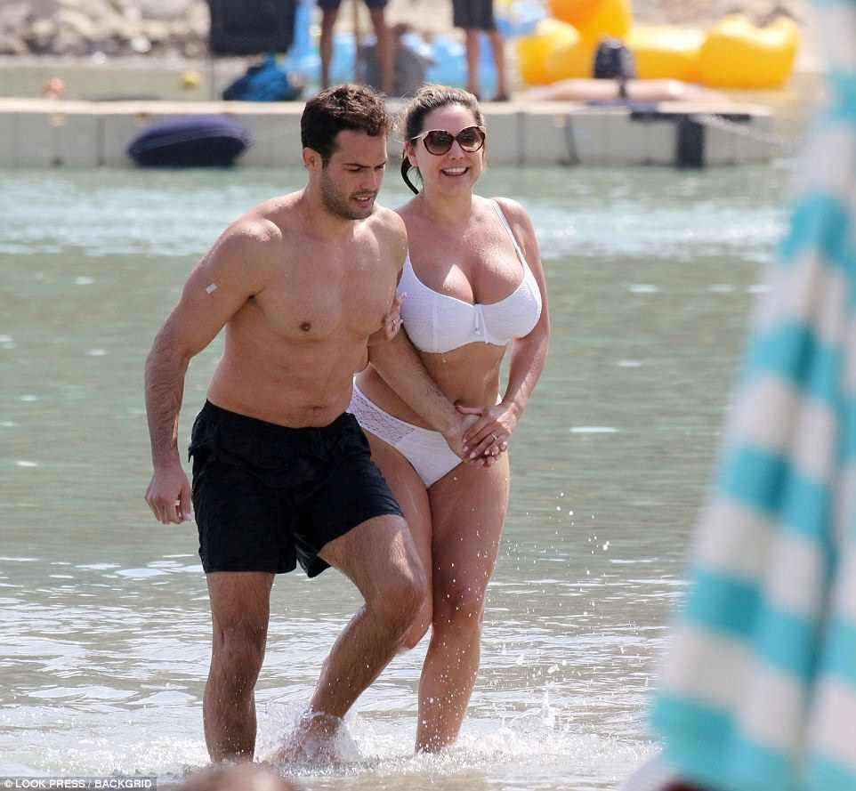 Hình ảnh cô và bạn trai lâu năm đi nghỉ hồi năm 2018 cho thấy mỹ nhân Anh vẫn phát tướng quá đà