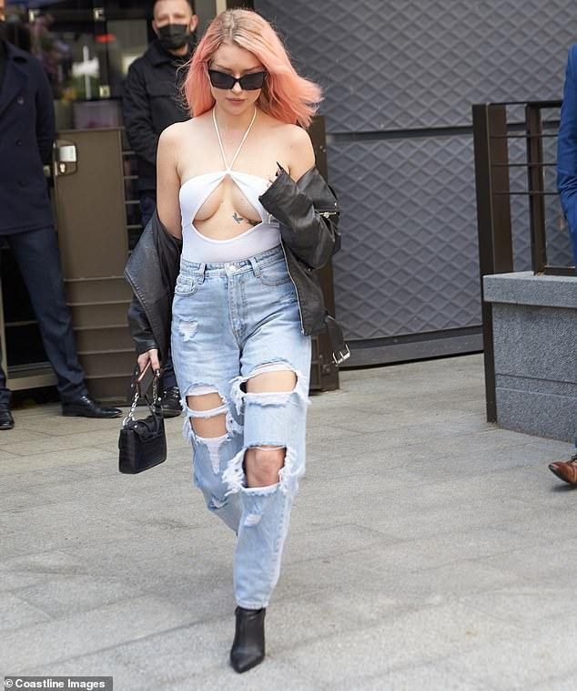 Nàng mẫu nổi tiếng Instagram mặc chiếc áo trễ nải, khoét ngực táo bạo khiến người nhìn phải đỏ mặt. Nàng mẫu nổi tiếng Instagram mặc chiếc áo trễ nải, khoét ngực táo bạo khiến người nhìn phải đỏ mặt.