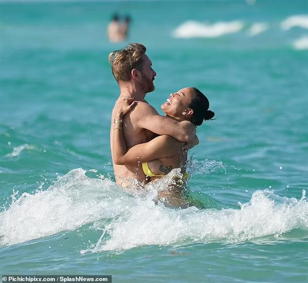 Họ liên tục ôm hôn tình tứ ở biển khiến fan không khỏi ghen tị.