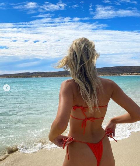 Laura Dundovic đăng quang Hoa hậu Hoàn vũ Australia năm 2008 và lọt top 10 Hoa hậu Hoàn vũ thế giới cùng năm.