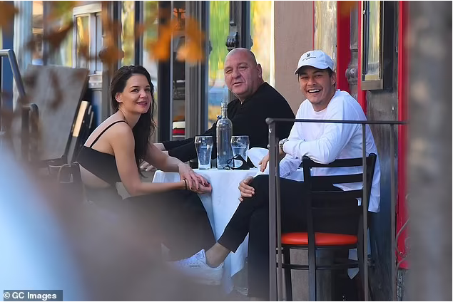 Cặp đôi thường xuyên ăn mặc đồng điệu, tay trong tay bên nhau trên phố. Nhiều khán giả còn nhận thấy sau những thăng trầm trong chuyện tình cảm, lâu lắm rồi họ mới thấy Katie Holmes ra phố cười thoả sức, vui hết cỡ bên tình trẻ và dường như cô chưa bao giờ hạnh phúc đến thế.