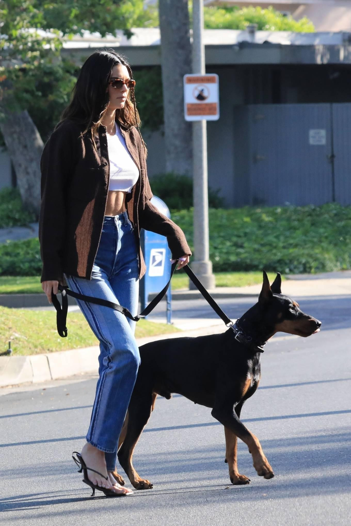 Làm mẫu từ năm 14 tuổi (2009), Kendall Jenner bắt đầu gây tiếng vang trong làng thời trang từ năm 2014 khi xuất hiện dày đặc trên các trang bìa tạp chí lớn thế giới, trên đường băng của các thương hiệu đẳng cấp tại các tuần lễ thời trang thế giới. Hiện không chỉ là siêu mẫu đắt giá nhất thế giới, cô còn là người mẫu có lượng follow nhiều nhất giới mẫu với 162 triệu follow. Nàng mẫu vừa là một trong những gương mặt trang bìa tạp chí V số 130 chủ đề mùa hè với bộ áo tắm 2 mảnh màu đen, phô body săn chắc đẹp như tượng tạc. Sở hữu gương mặt xinh đẹp sắc nét, body hoàn hảo và thần thái high fashion, Kendall là siêu mẫu mà bất kì nhãn hàng thời trang nào cũng muốn nhắm tới.