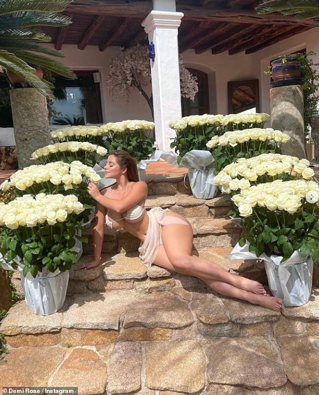 Demi Rose khoe body đồng hồ cát gây "chao đảo" trong shoot hình đăng lên Instagram cách đây 2 ngày.