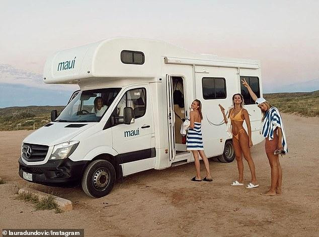 Người đẹp sinh năm 1987 nhí nhảnh tạo dáng cùng các mẫu nữ...