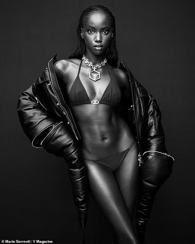 Anok Yai từng làm gây tiếng vang khi trở thành “báo đen” thứ 2 tiếp bước Naomi Campbell sau 20 năm mở màn cho show diễn thời trang của thương hiệu Prada vào năm 2017.