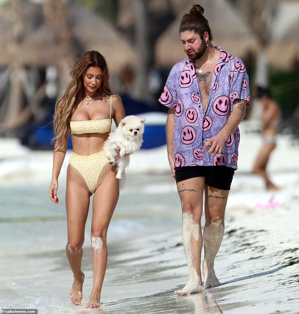 Lần này, cô đi biển cùng một người bạn khác giới chưa rõ danh tính. Lần này, cô đi biển cùng một người bạn khác giới chưa rõ danh tính.