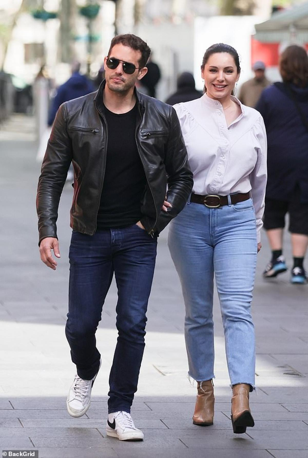 Chia sẻ trên truyền thông mới đây, cô cho biết hiện tại không có kế hoạch kết hôn và sinh con với bạn trai. "Tôi cảm thấy hôn nhân và con cái không phải là điều tôi muốn. Tôi thích đi du lịch và ở bên người yêu... Có rất nhiều thứ tôi yêu thích, và tôi nghĩ rằng hôn nhân và con cái sẽ ngăn cản tôi làm những điều đó", cô cho biết. Ảnh: Kelly Brook và bạn trai ở Anh hồi giữa tháng 5 cũng cho thấy thân hình của cô đã thon gọn hơn nhiều.