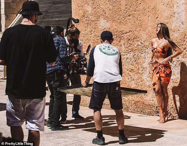 Đây chỉ là những hình ảnh hậu trường chưa chỉnh sửa nhưng cũng cho thấy nhan sắc "rực lửa" của bạn gái tài tử Ed Weswick (SN 1987) - nam diễn viên chính của loạt phim "Gossip Girl".