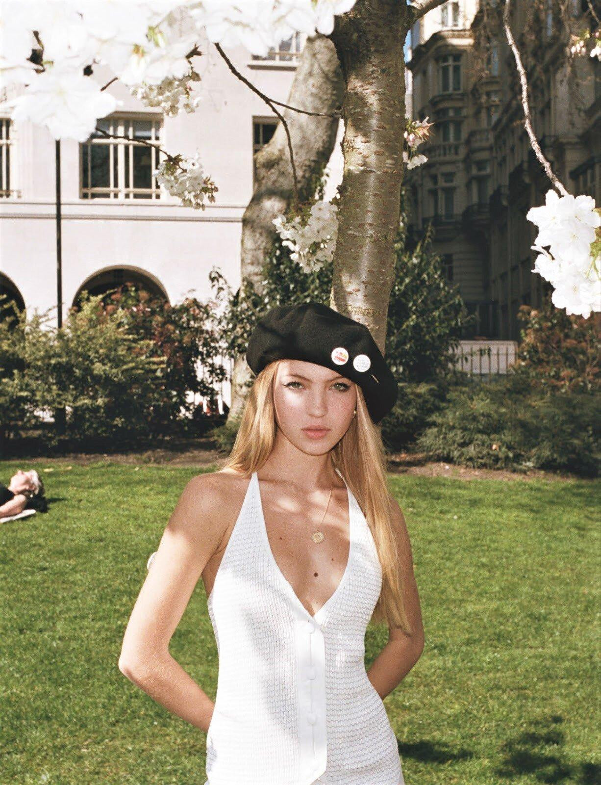 Vẻ đẹp của cô gái mới lớn, trong sáng thánh thiện hiện rõ trên gương mặt của nàng mẫu sinh năm 2002 Vẻ đẹp của cô gái mới lớn, trong sáng thánh thiện hiện rõ trên gương mặt của nàng mẫu sinh năm 2002