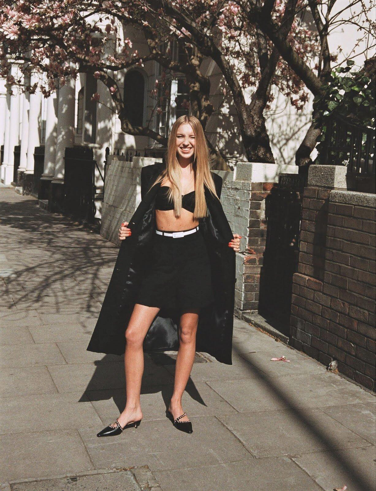 Lila Moss cũng giống mẹ Kate Moss ở thân hình mảnh mai, thon nuột không chút mỡ thừa Lila Moss cũng giống mẹ Kate Moss ở thân hình mảnh mai, thon nuột không chút mỡ thừa