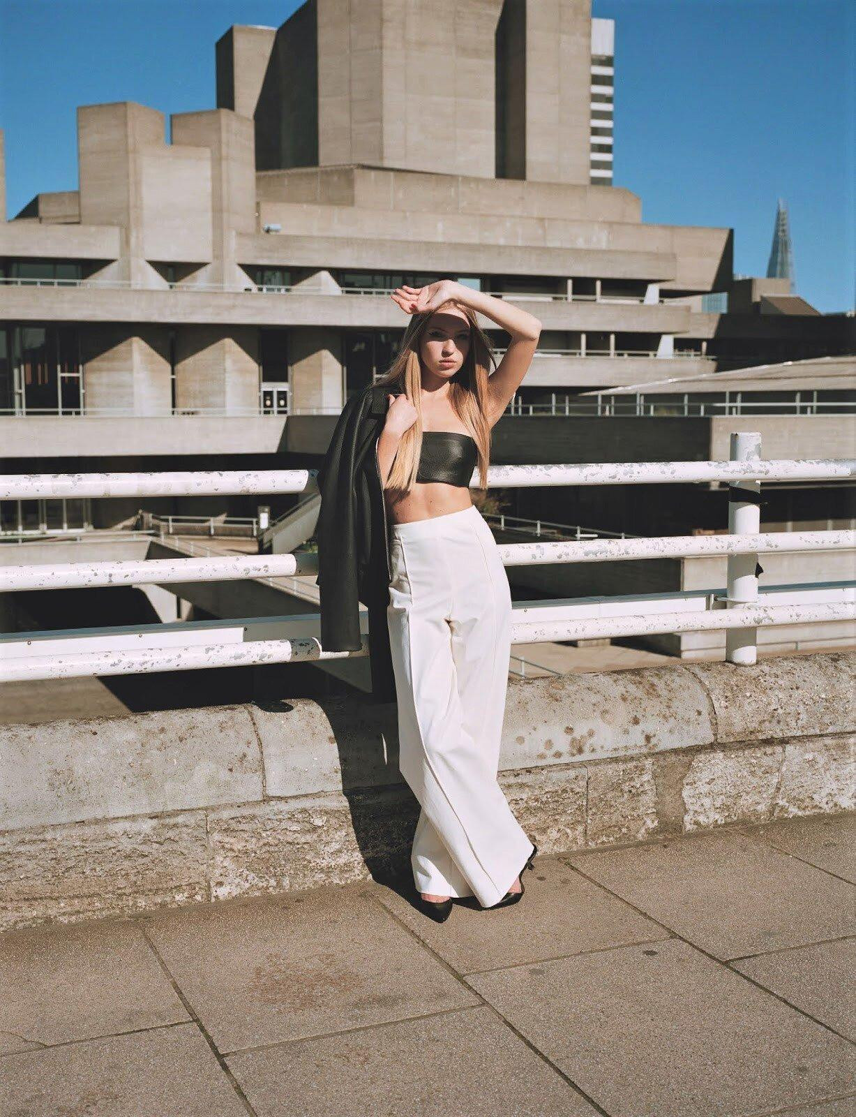 Sắc vóc xinh đẹp, thần thái high fashion, cô được cho là sẽ có được sự nghiệp làm mẫu rực rỡ như bà mẹ đình đám. Sắc vóc xinh đẹp, thần thái high fashion, cô được cho là sẽ có được sự nghiệp làm mẫu rực rỡ như bà mẹ đình đám.