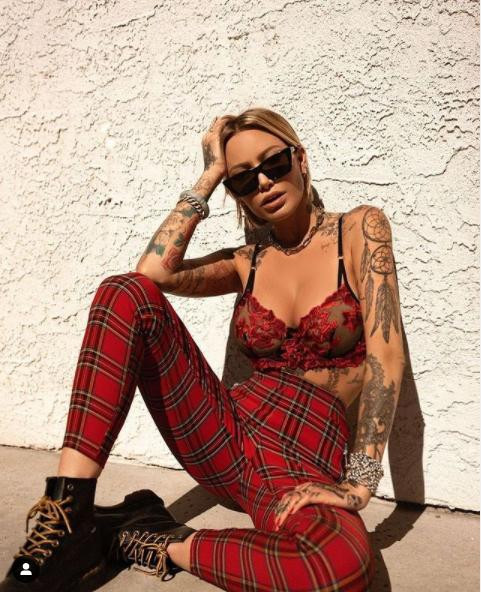 Tina Louise sở hữu 2,5 triệu follow trên Instagram và thường xuyên chia sẻ những hình ảnh nóng bỏng "thiêu đốt" ánh nhìn.