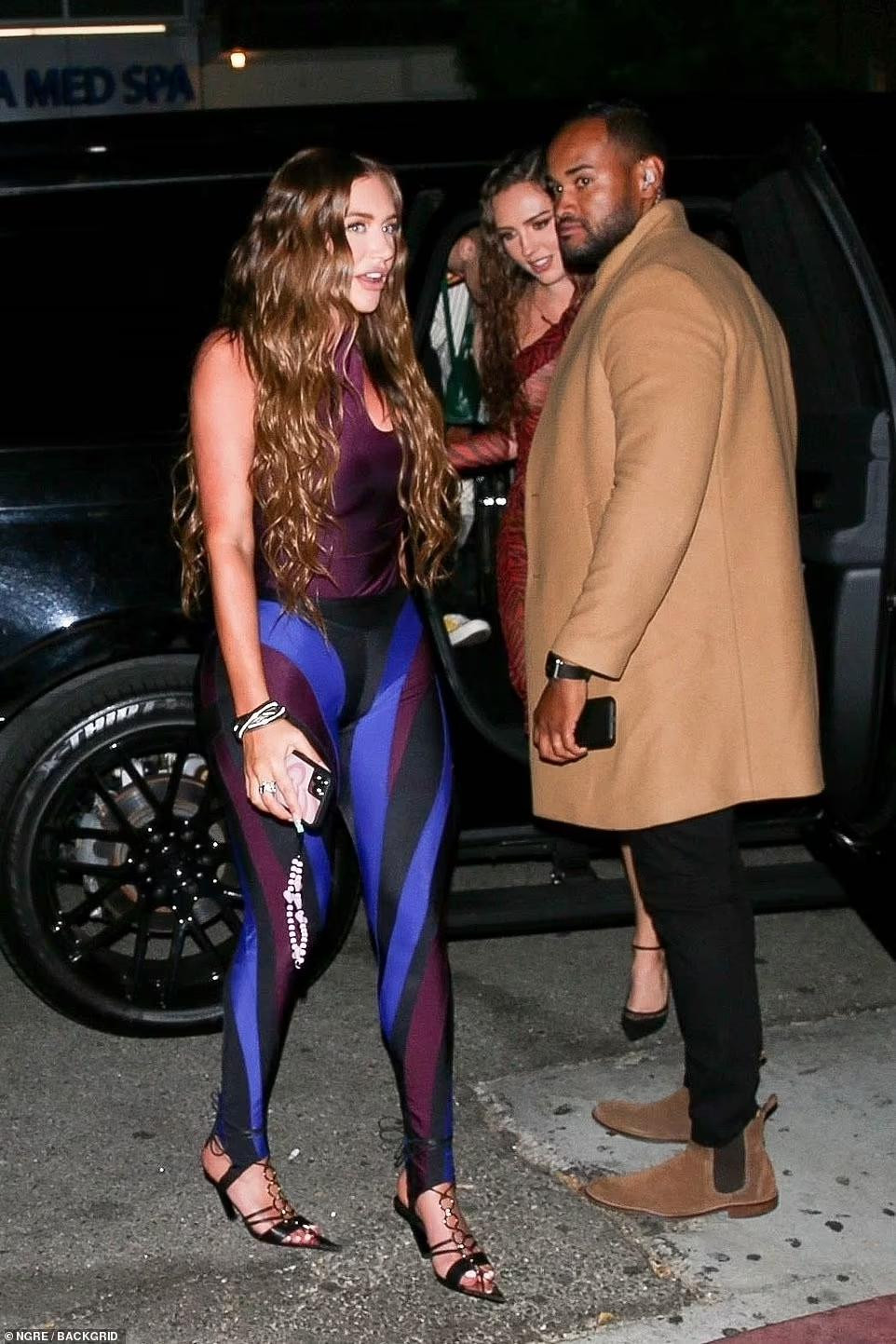 Bạn thân nhất của Kylie là Stassie Karanikolaou cũng đến ủng hộ em gái của bạn.